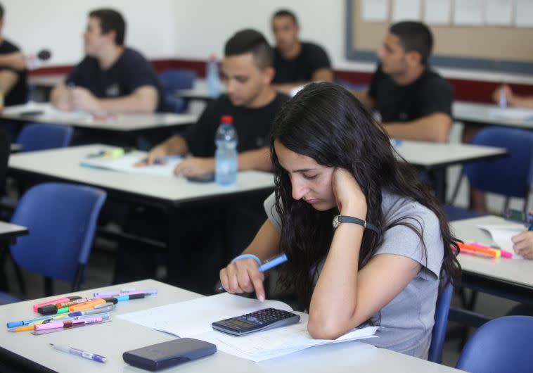 &quot;הבחינה צריכה להיות אנונימית ובהפתעה&quot; תלמידה נבחנת. צילום: אלוני מור