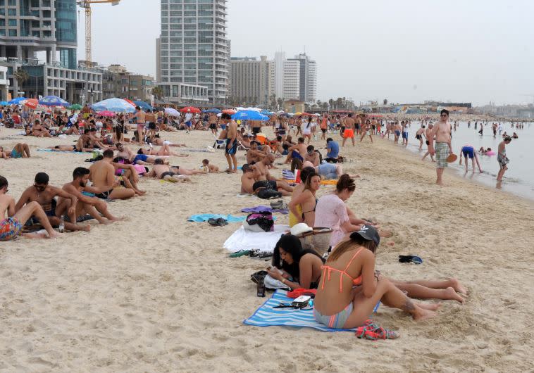 שרב בחופי תל אביב. צילום: אבשלום ששוני