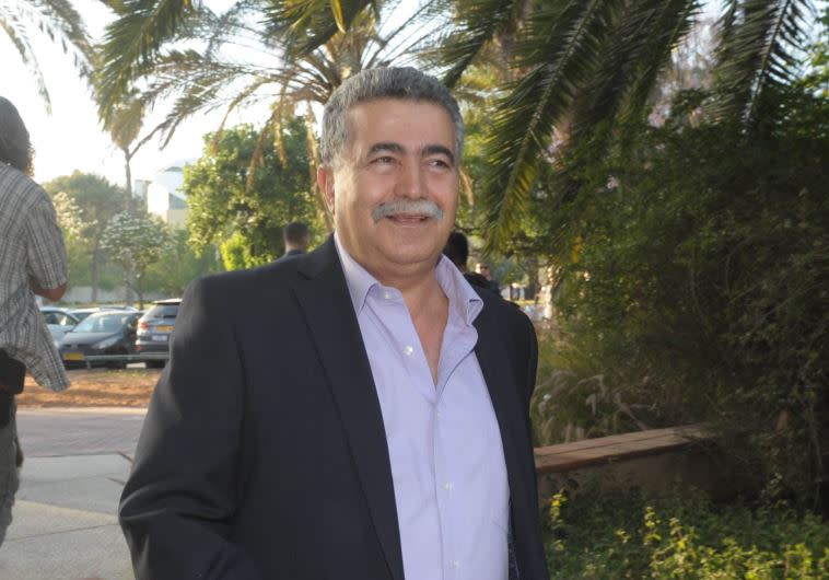 עמיר פרץ מכתיר (צילום: אבשלום ששוני)