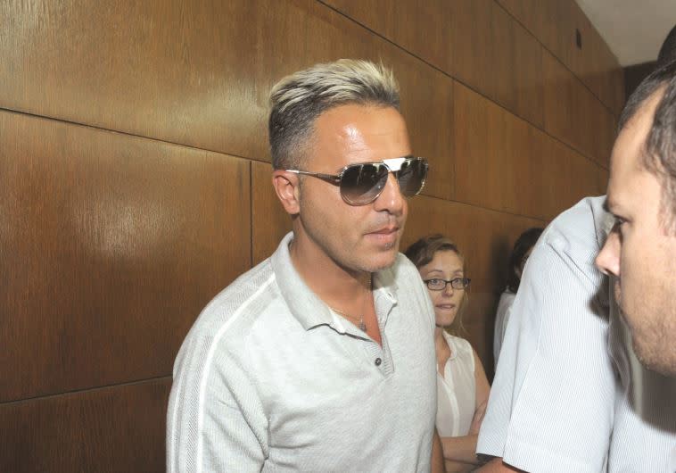 קובי פרץ בהקראת גזר דינו. צילום: אבשלום ששוני