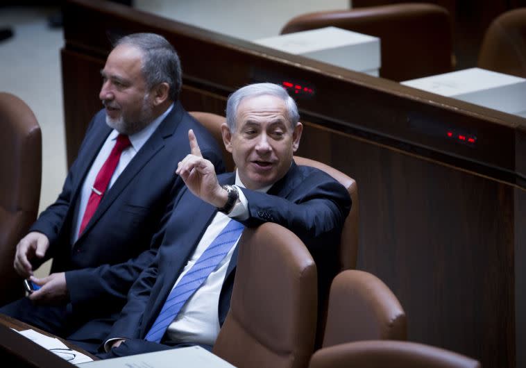יעלון הודח בגלל העימות עם רה&quot;מ? בתמונה: בנימין נתניהו ואביגדור ליברמן. צילום: מרים אלסטר, פלאש 90