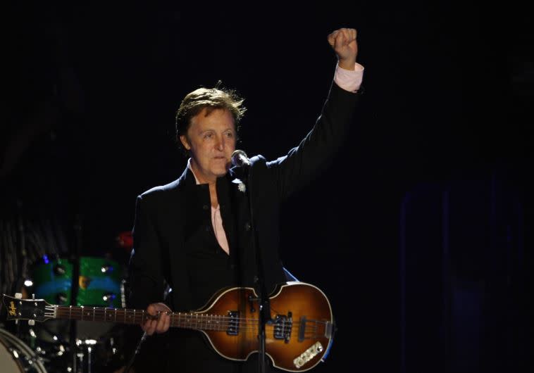 נשיקה על הלחי. מקרטני מופיע בתל אביב. צילום: רויטרס