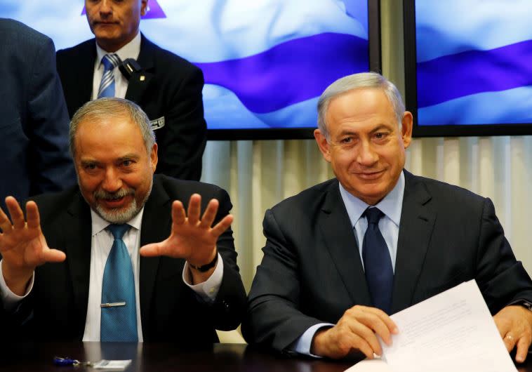 רגועים ומבודחים, ליברמן וראש הממשלה במהלך מסיבת העתיונאים. צילום: רויטרס