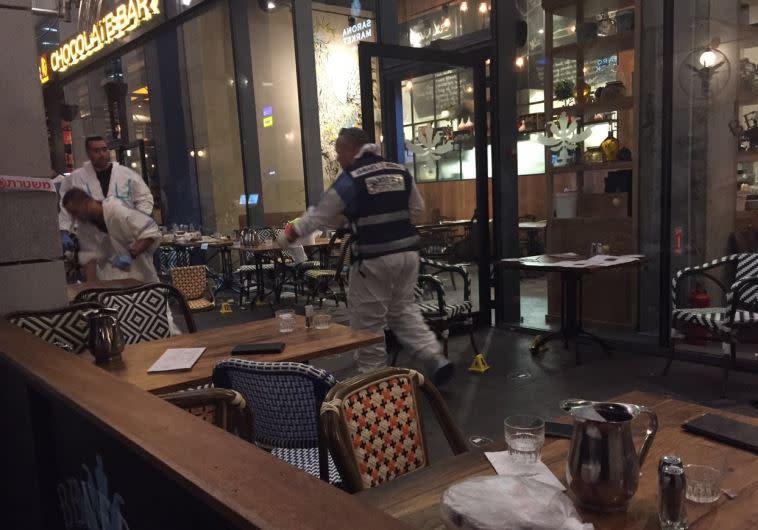 זירת הפיגוע בשרונה. צילום: דוברות משטרה