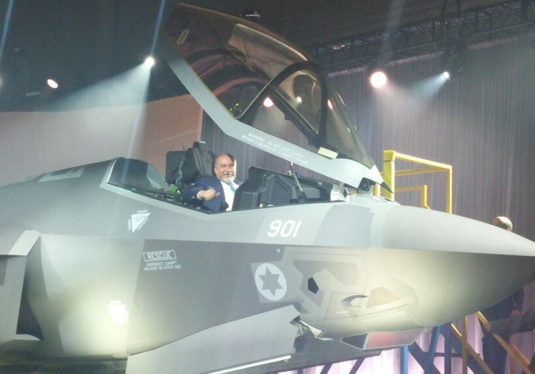 שר הביטחון אביגדור ליברמן במטוס F-35 בטקסס. צילום: נועם אמיר