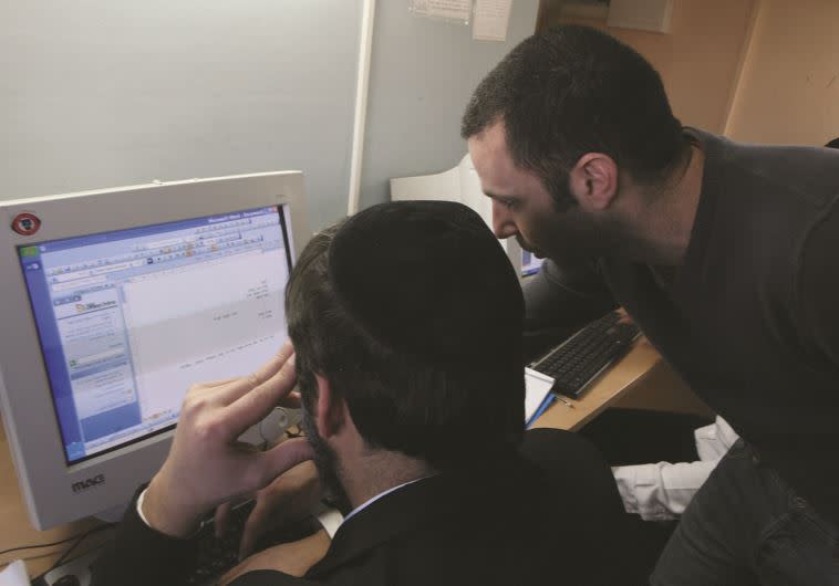 חרדים עובדים מול מחשב. צילום: יוסי זמיר פלאש 90
