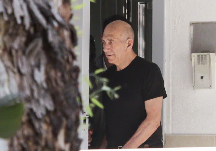 אולמרט ביציאתו לחופשה מהכלא. צילום: אבי דישי, פלאש 90