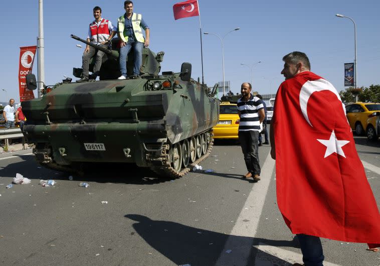 תומכי ארדואן לאחר ניסיון ההפיכה בטורקיה. צילום: רויטרס