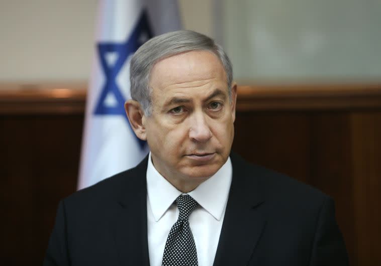 עומד מאחורי הדף? בנימין נתניהו, צילום: אלכס קולומויסקי