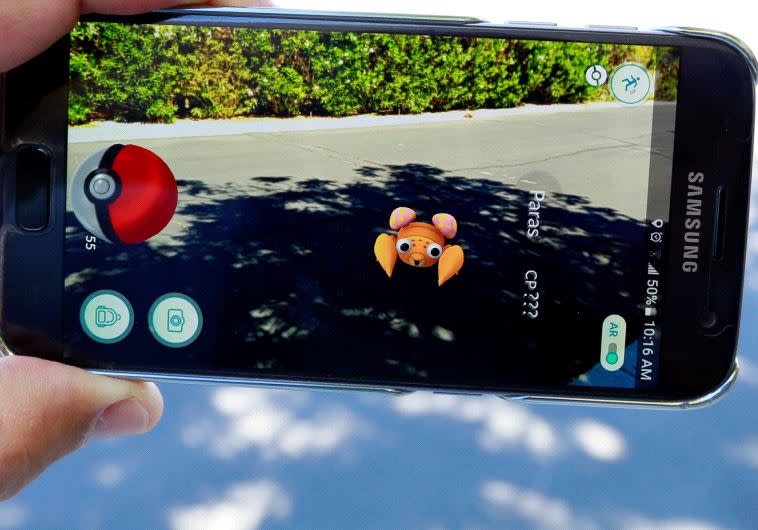 שקועים ב&quot;פוקימון גו&quot;? צילום: רויטרס