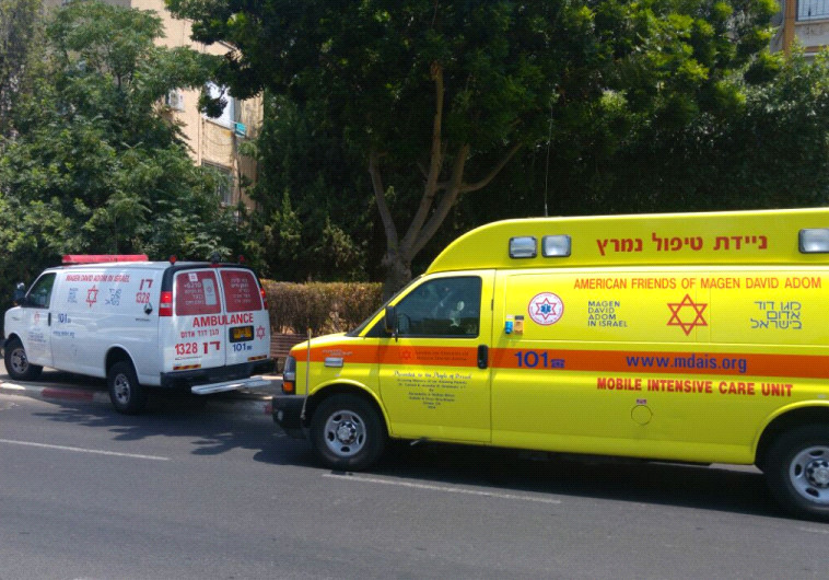 ניידת טיפול נמרץ ואמבולנס, ארכיון. צילום:עוזי פרלמוטר, תיעוד מבצעי מד"א