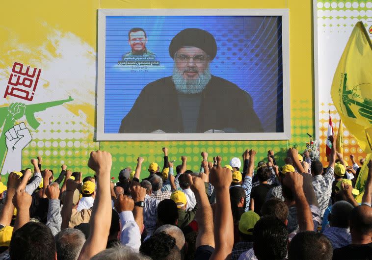 מנהיג חיזבאללה חסן נסראללה מדבר בפני תומכי הארגון.  צילום: רויטרס