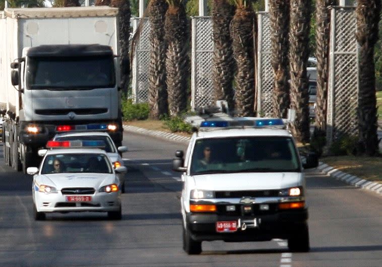  רכב משטרה ומשאית, ארכיון. צילום: רוני שוצר, פלאש 90