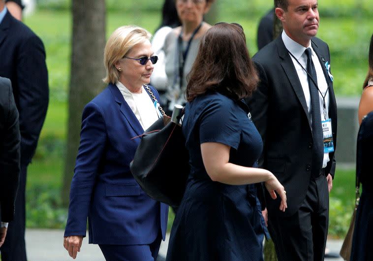 קלינטון עוזבת את הטקס בגראונד זירו. הצילומים שודרו בלי הפסקה. צילום: רויטרס