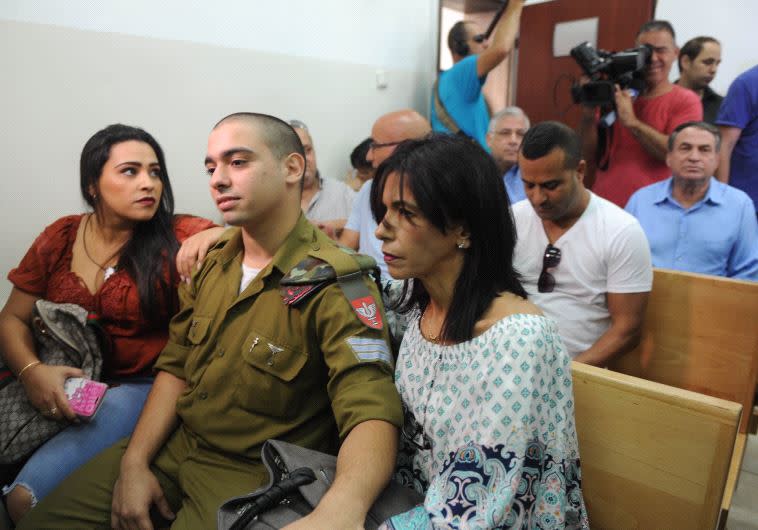 משפחת אזריה בבית הדין הצבאי. צילום: אבשלום ששוני