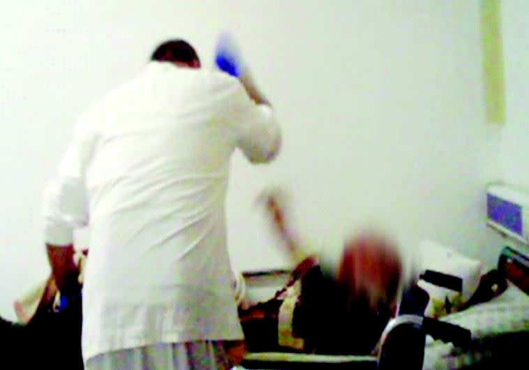 ההתעללות הקשה בבית האבות בחיפה. צילום מסך, ערוץ 2