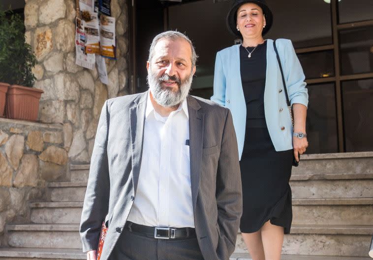 בני הזוג דרעי יוצאים מביתם לחקירה, היום. צילום: יונתן זינדל, פלאש 90