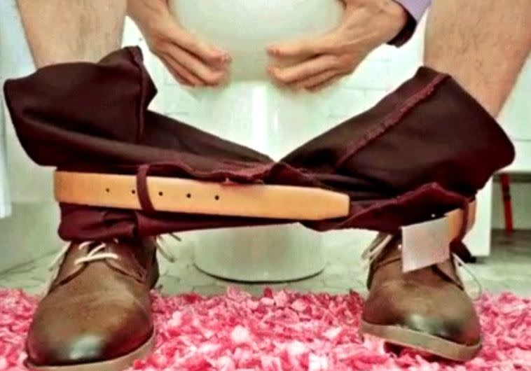 המטוס עצר להפסקת שירותים. צילום: גיפי