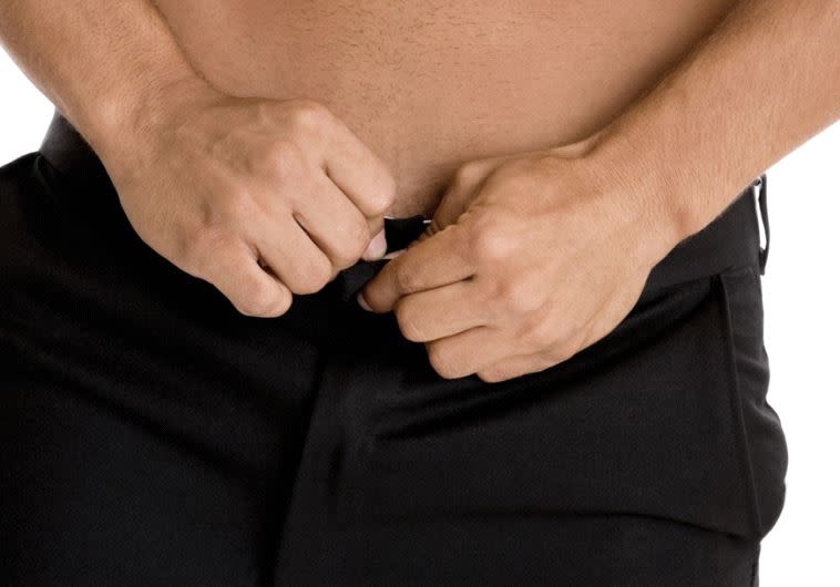 שלף ממכנסיו נחש פיתון קטנטן. צילום: אינגאימג