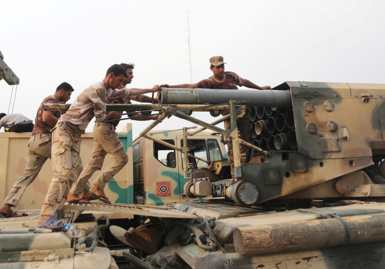 הכוחות המיוחדים של צבא עיראק מטעינים משגר רקטות. צילום: רויטרס