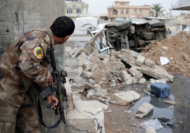 קרבות מדממים בסמטאות הצרות. חייל עיראקי במוסול. צילום: רויטרס