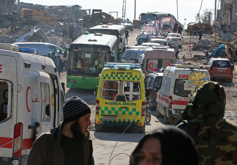אמבולנסים ואוטובוסים מפנים את תושבי חאל. צילום: רויטרס