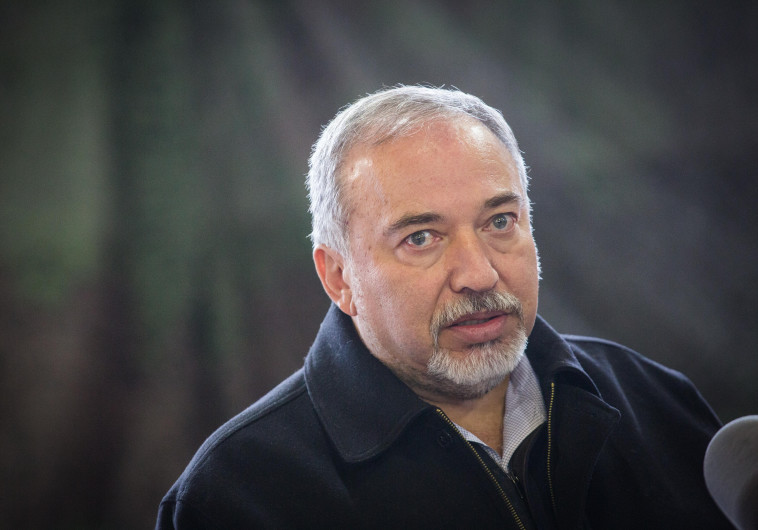 שר הביטחון מפנה אצבע מאשימה לחמאס. צילום: הדס פרוש , פלאש 90