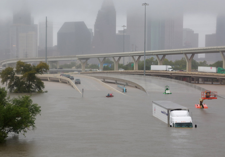 הכביש המהיר 45 ביוסטון שקוע במים". צילום: רויטרס