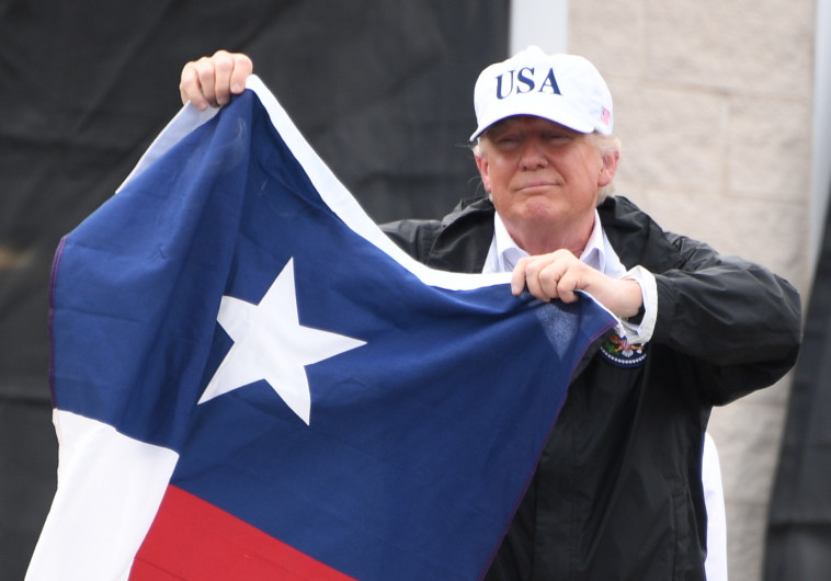 טראמפ מנופף בדגל הכוכב הבודד. צילום: AFP