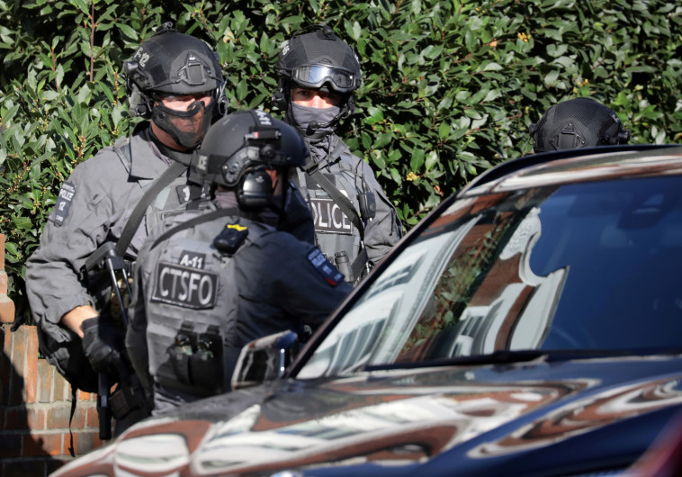 שוטרים חמושים בזירת הפיצוץ בלונדון
