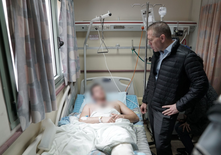 השר גלעד ארדן מבקר את פצועי הפעולה בג'נין. צילום: דוברות מג"ב