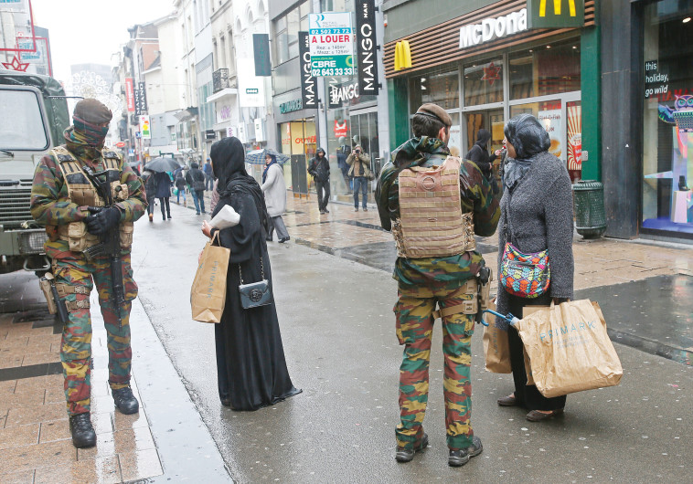 חיילים ברחובות פריז לאחר פיגוע, צילום: רויטרס