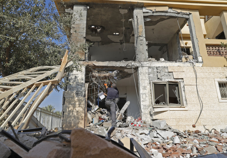 פגיעת רקטה בבית בבאר שבע, צילום: AFP