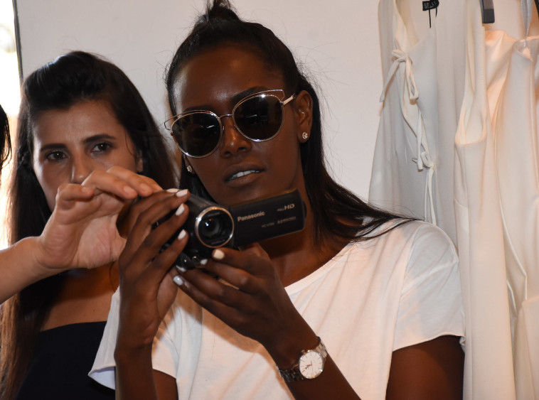 "רגע, איך מתפעלים את זה?". טהוניה רובל מצלמת (צילום: אביב חופי)