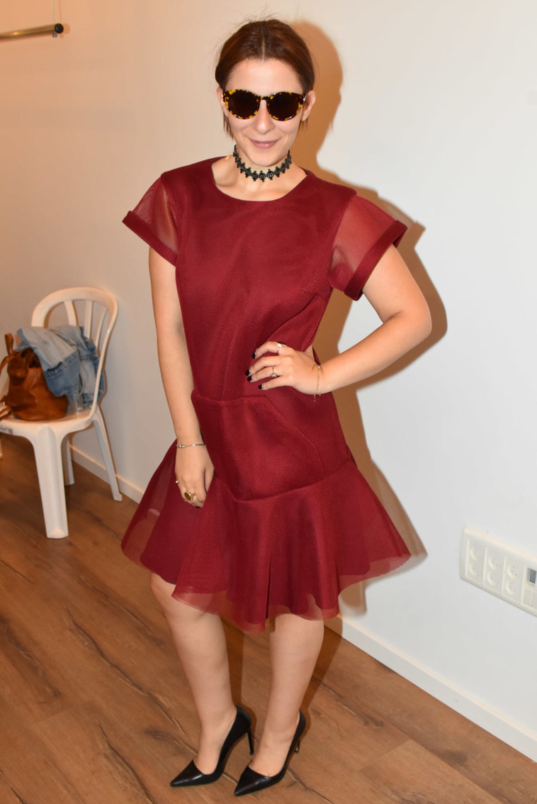 מורן מזור בשמלה אדומה. טוב, אדום יין