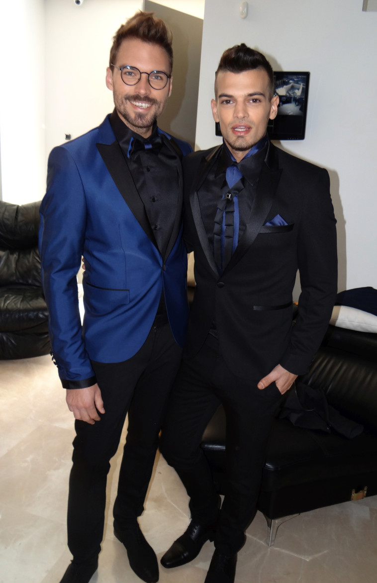 צמד חמד מעונב. אוספליק וקרני בחליפות חתן