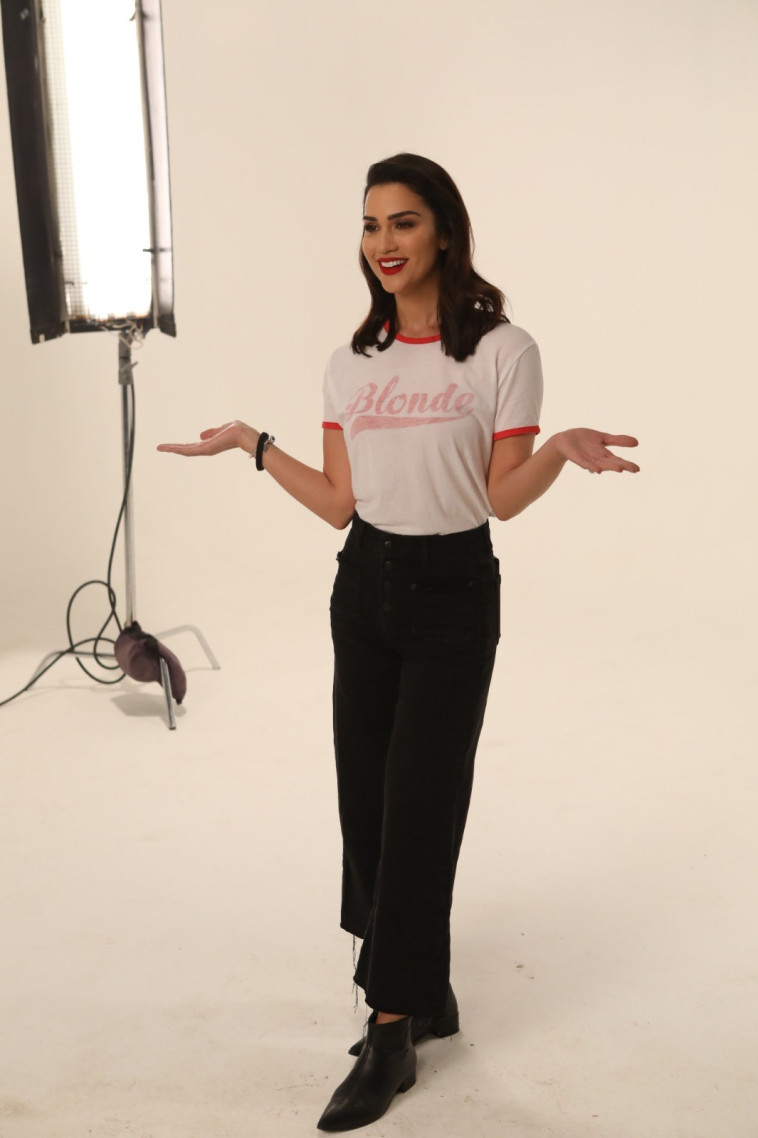 הפרוייקט החדש. שיר אלמליח לסוכנות יולי (צילום: אסף לב)