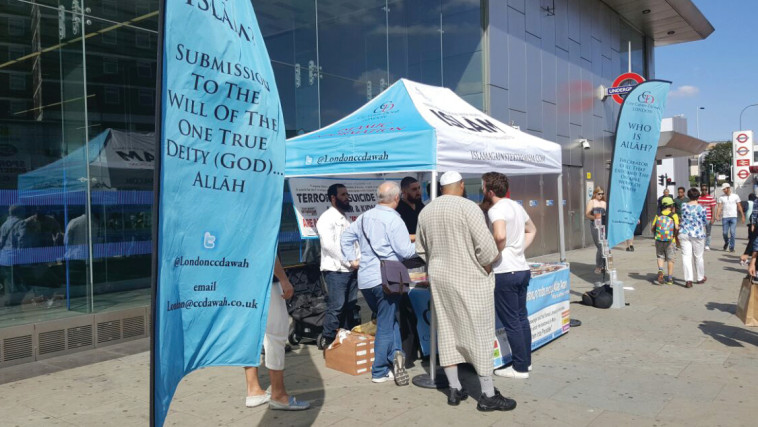 "דאעש לא מייצג אותם", דוכן אנשי דת מוסלמים בלונדון. צילום: יאסר עוקבי