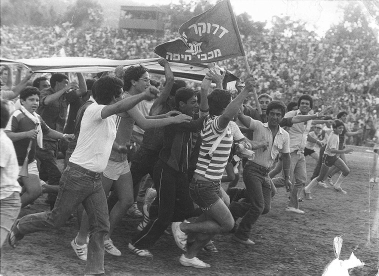 מכבי חיפה זוכה באליפות, 1984. צילום: מימל