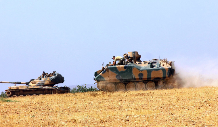 טנק טורקי במהלך מבצע "מגן הפרת". צילום: רויטרס