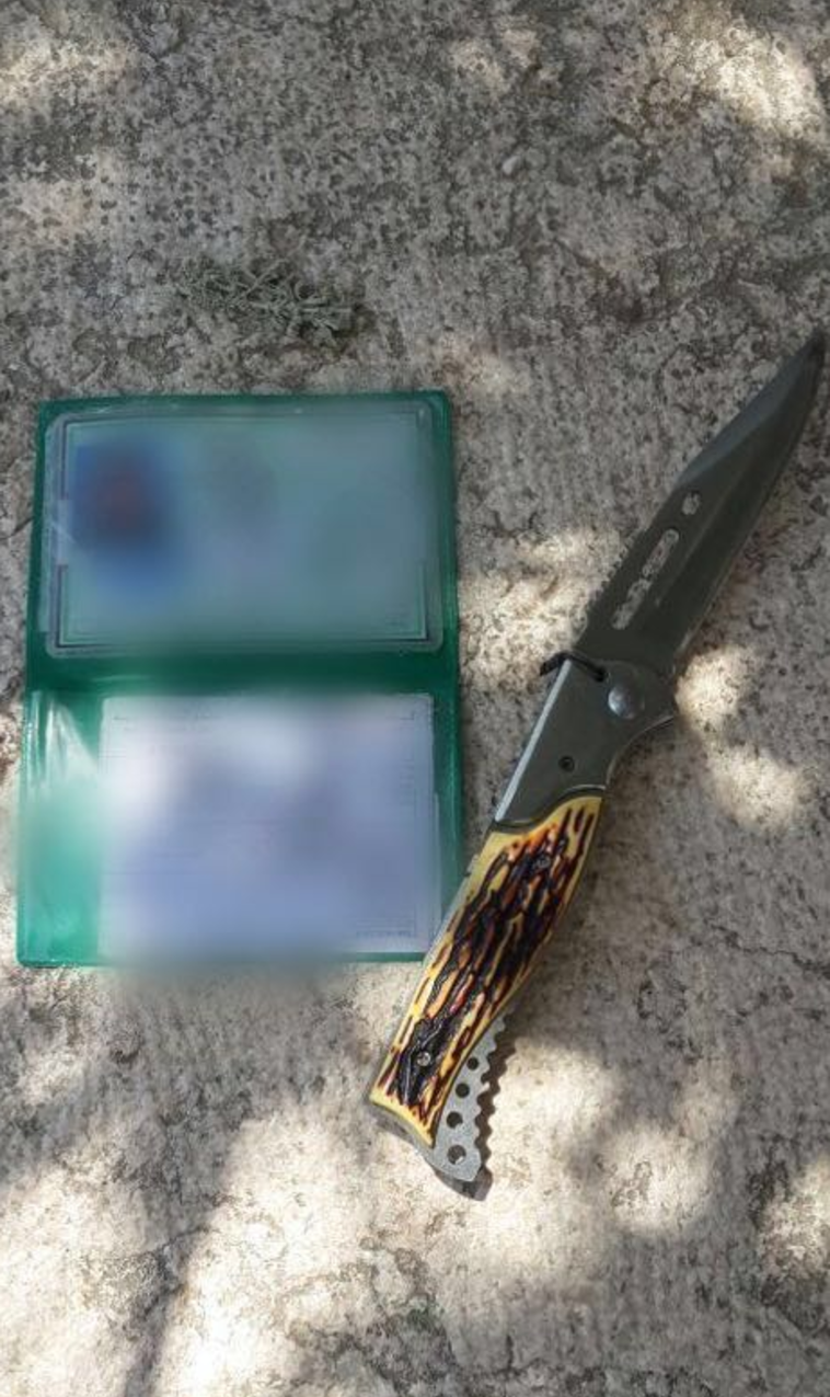 הסכין ותעודת הזהות של הצעיר שנעצר ליד מערת המכפלה. צילום: דוברות המשטרה