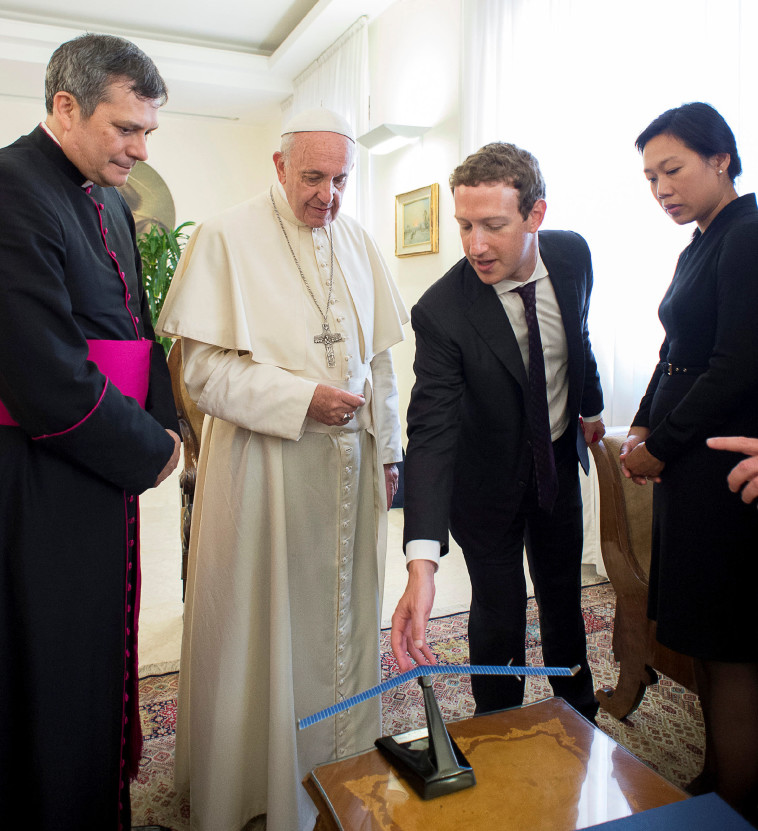 מארק צוקרברג מעניק לאפיפיור דגם של מל"ט האקווילה, צילום: רויטרס