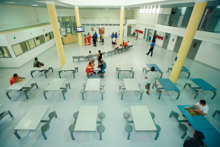 אסירים בבית הסוהר