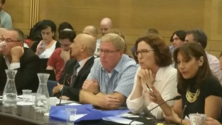 רונן גינזבורג, מנכ"ל דניה סיבוס (במרכז), בדיון בוועדת העבודה בכנסת. צילום: אריק בנדר