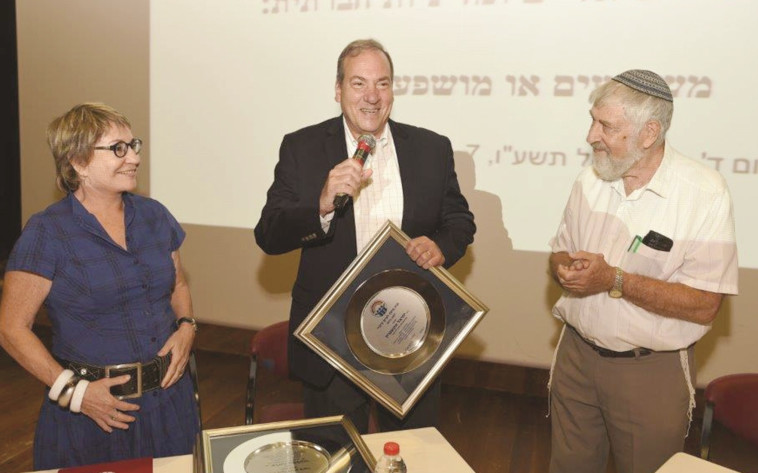 הרב אקשטיין מקבל אות מופת מאיגוד העובדים הסוציאליים. צילום: ערן לוי