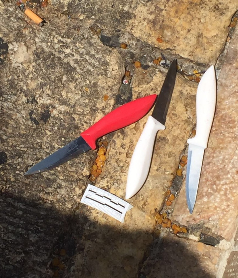 הסכינים שנמצאו בכליו של המפגע. צילום: דוברות המשטרה