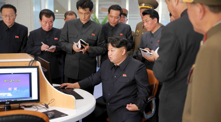 קים ג'ונג און עם בכירים צפון קוריאנים. לא נרתע מאיומיו של נשיא ארה"ב. צילום: רויטרס