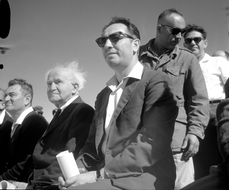שמעון פרס  כמנכ''ל משרד הביטחון עם דוד בן גוריון (צילום: לע''מ)