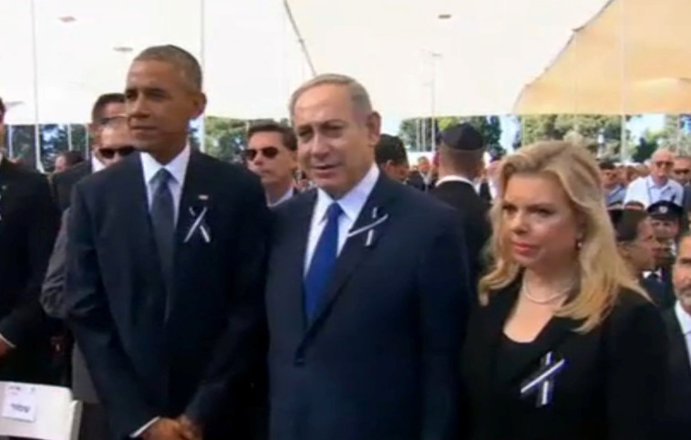 ראש הממשלה בנימין נתניהו ורעייתו שרה עם נשיא ארצות הברית ברק אובמה בהלווייתו של שמעון פרס ז"ל. צילום: AFP
