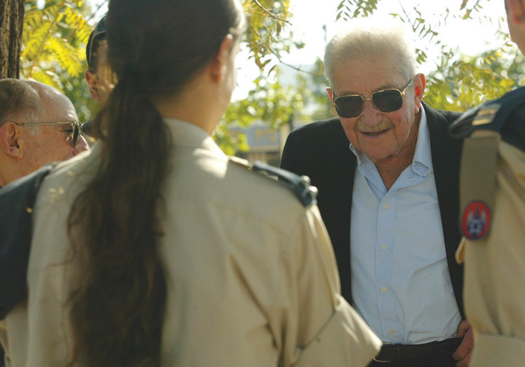  עזר ויצמן עם טייסות. צילום: יהונתן שאול 